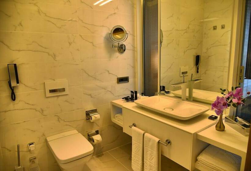 Номер Executive, Wyndham Grand Istanbul Levent Hotel & Conference Center