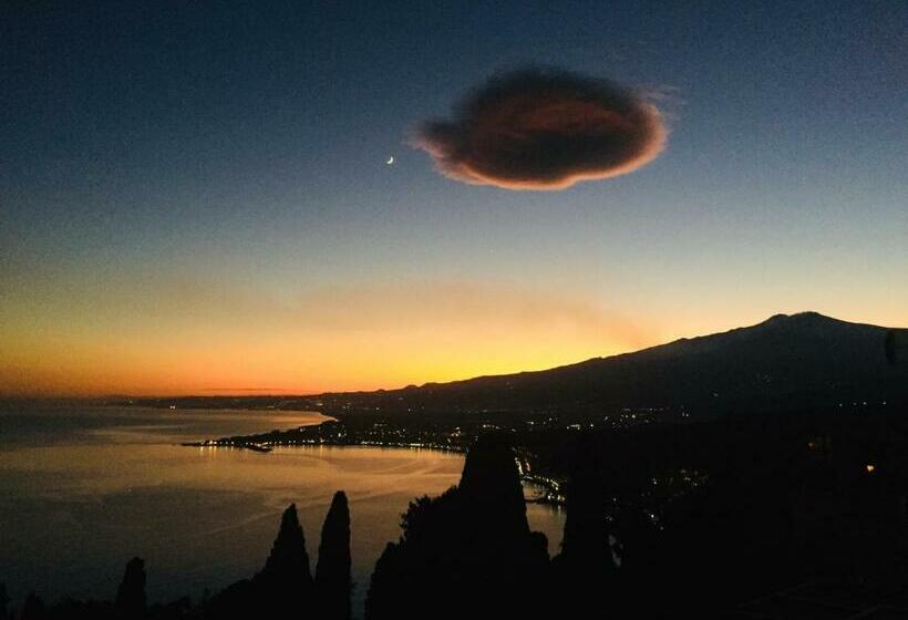 اتاق لوکس با بالکن و چشمانداز دریا, Chiaro Di Luna