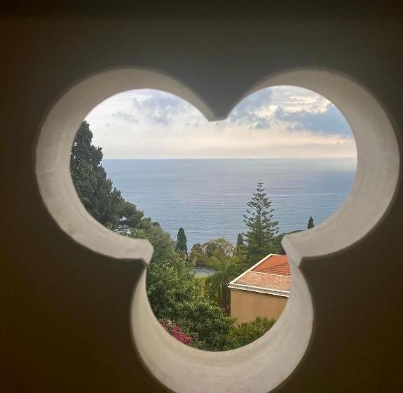 اتاق استاندارد با بالکن و چشمانداز دریا, Chiaro Di Luna