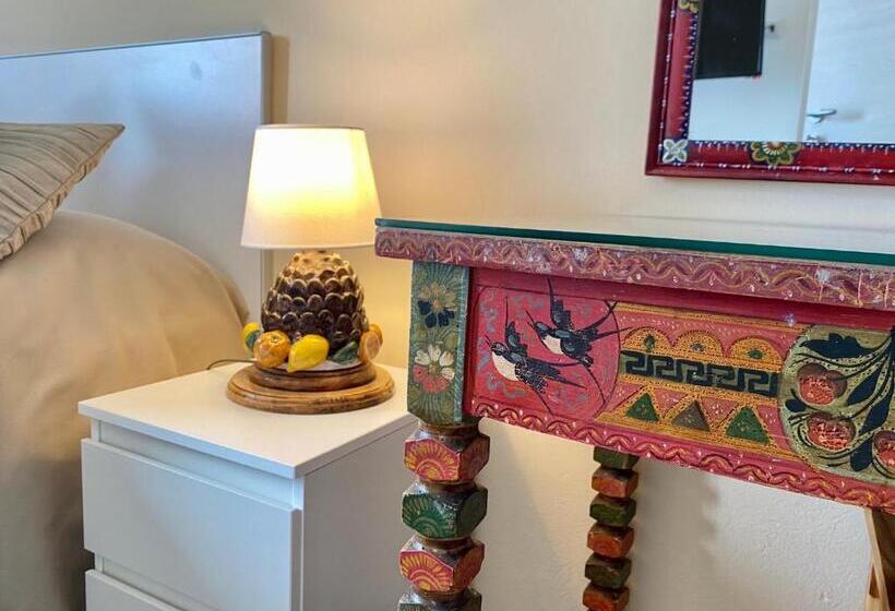 اتاق استاندارد با بالکن و چشمانداز دریا, Chiaro Di Luna