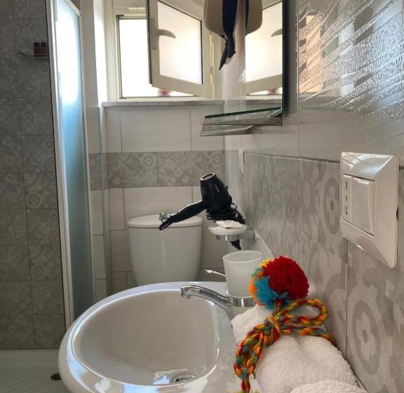 اتاق لوکس با بالکن و چشمانداز دریا, Chiaro Di Luna