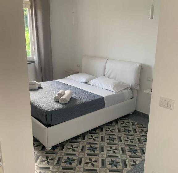 Quarto Deluxe, Il Covo Degli Dei