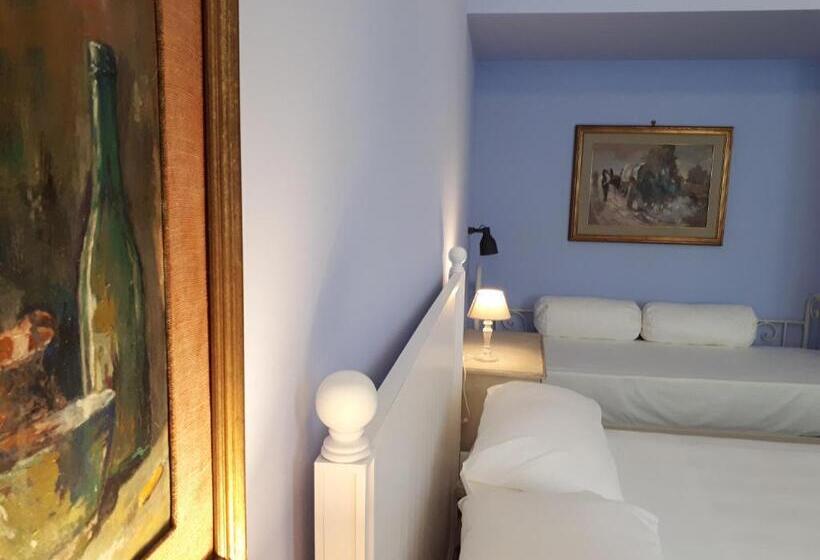 Полулюкс с Балконом, Sofia Family Suites