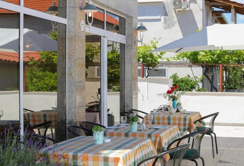 Трехместный Номер Стандарт с Балконом, Downtown Private Rooms