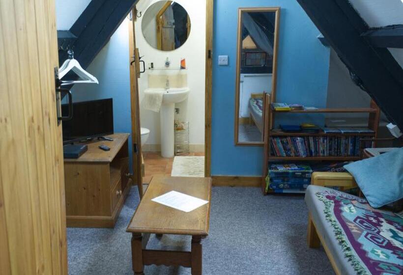 침실 4개 주택, James John Hamilton House And Backpacker Hostel