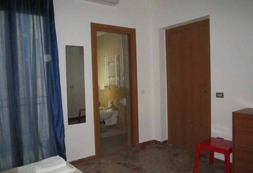 Quarto Triplo Estandar com Sacada, Casa Raffaella
