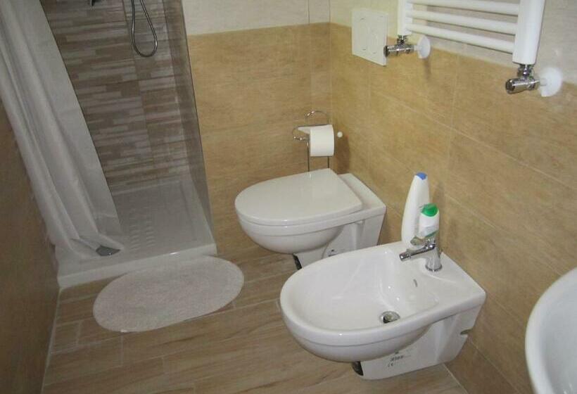 Quarto Triplo Estandar com Sacada, Casa Raffaella