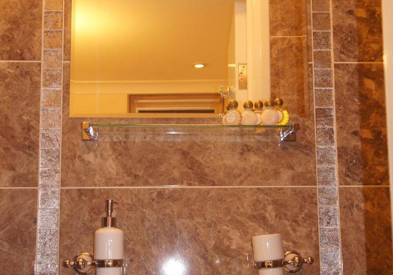 اتاق استاندارد سه نفره, Sapphire Hotel London