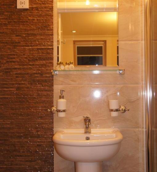 اتاق استاندارد سه نفره, Sapphire Hotel London