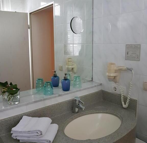 اتاق استاندارد سه نفره, Art Hotel Köln