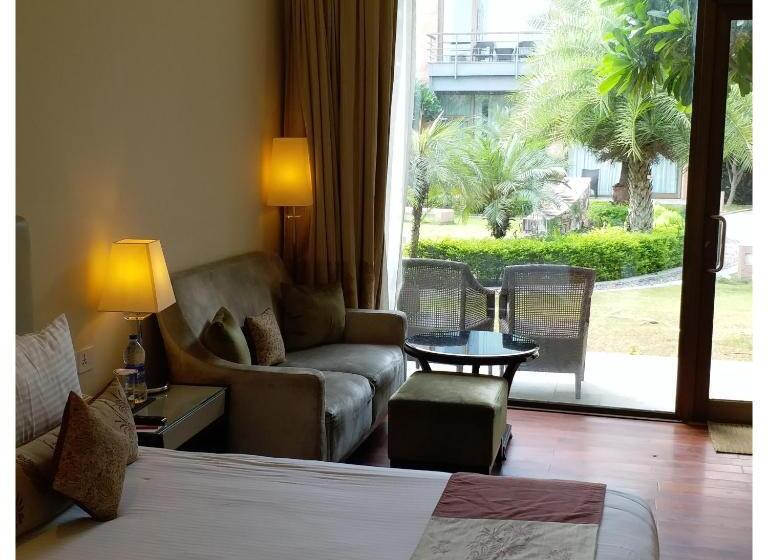 Номер Superior Кровать Кинг, Taj Damdama Lake Resort & Spa, Gurugram