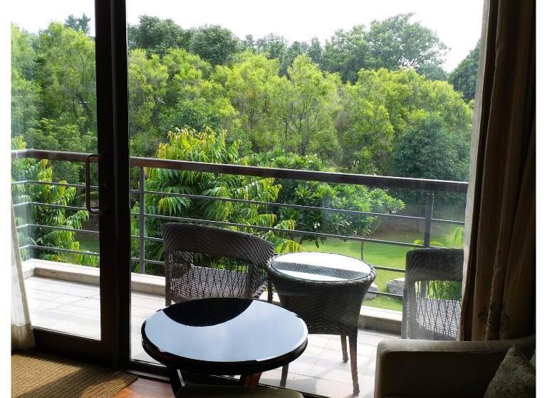 Номер Superior Кровать Кинг, Taj Damdama Lake Resort & Spa, Gurugram