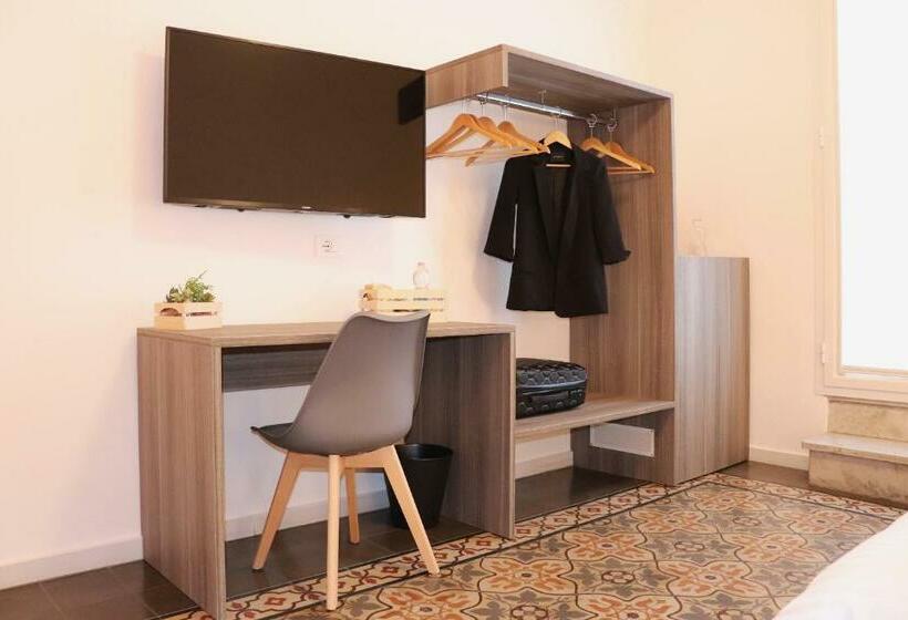 اتاق استاندارد با سرویس بهداشتی مشترک, Liotru Maisonne