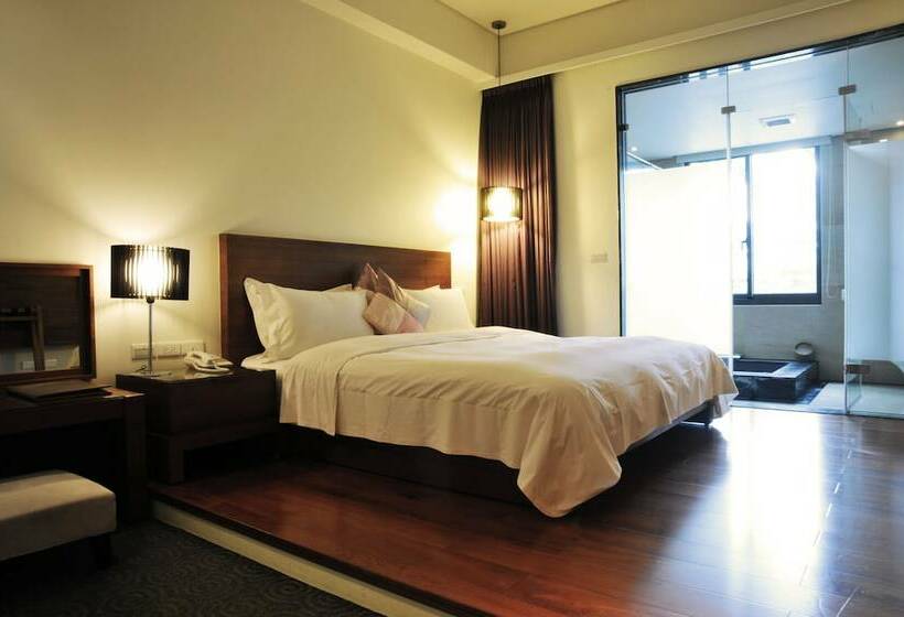 اتاق لوکس, Crownshine Resort