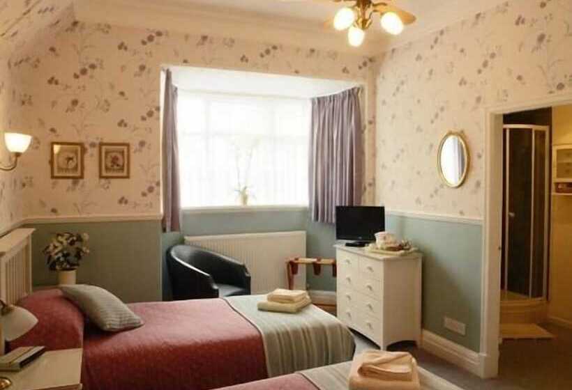 اتاق استاندارد سه نفره, Midway Guest House