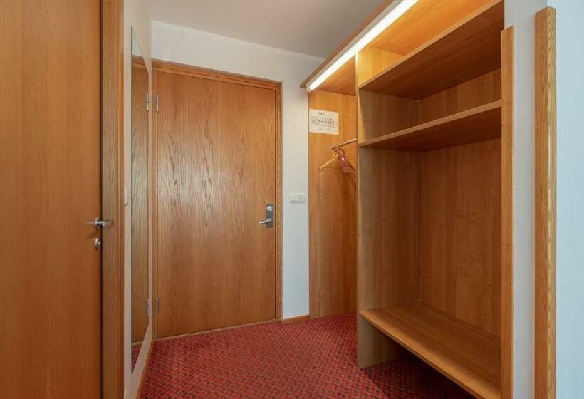 اتاق استاندارد با بالکن, Raadimõisa Hotell