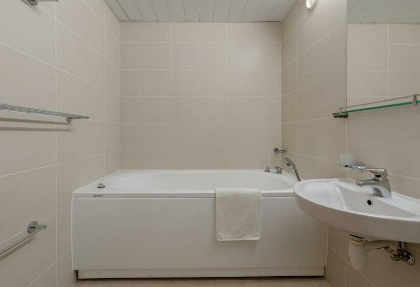 سوئیت با بالکن, Raadimõisa Hotell