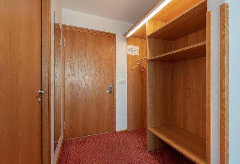 اتاق خانوادگی, Raadimõisa Hotell