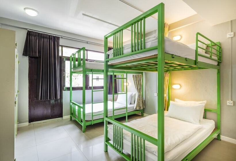 Quarto Familiar, At Hua Lamphong