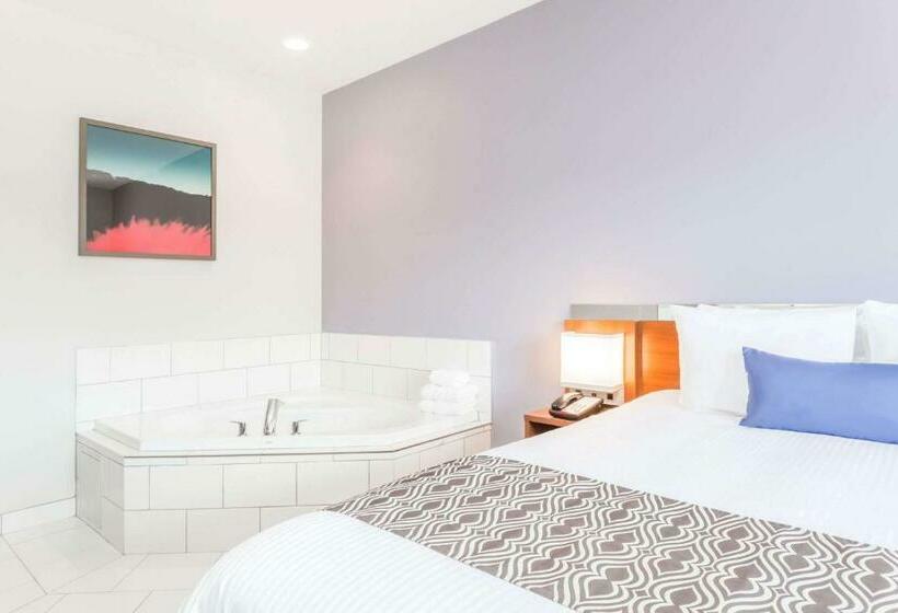 스탠다드 스튜디오, Microtel Inn & Suites Sault Ste. Marie