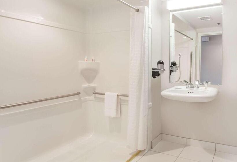 장애인용 디럭스룸, Microtel Inn & Suites Sault Ste. Marie