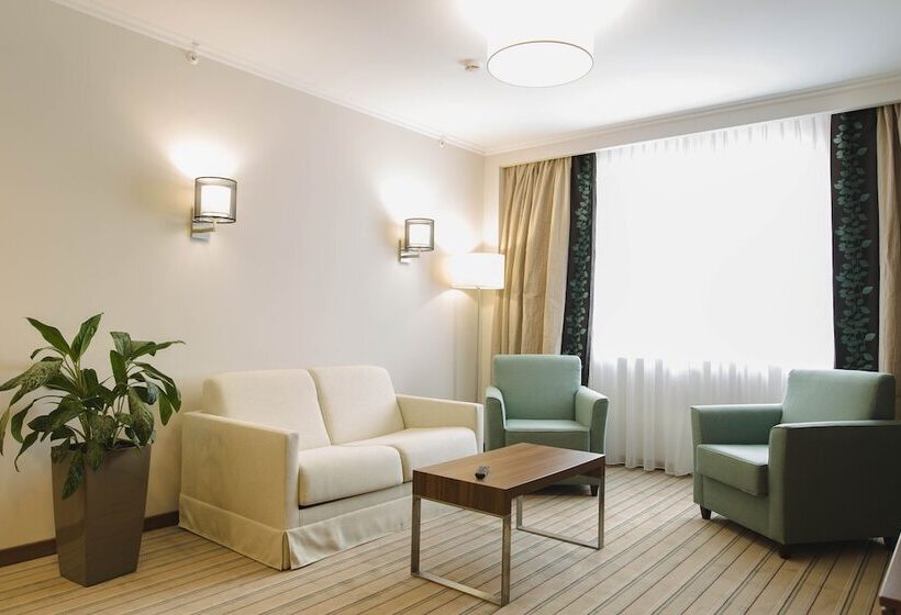 带大床的套房, Hilton Garden Inn Ufa Riverside