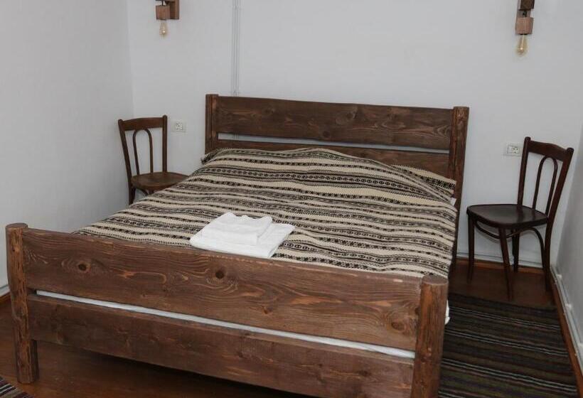 Дом 3 Спальни, Casa Strabunicului