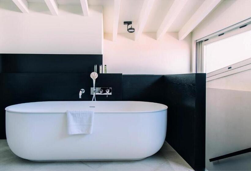 Студия Стандарт, Sant Francesc Hotel Singular