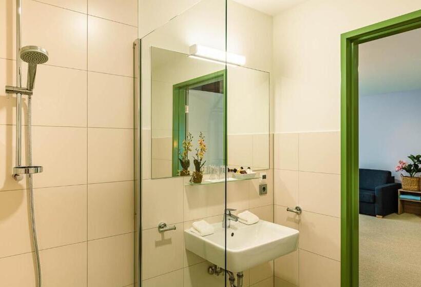 家庭间, Nutzwedel Resort Farmers Lodge