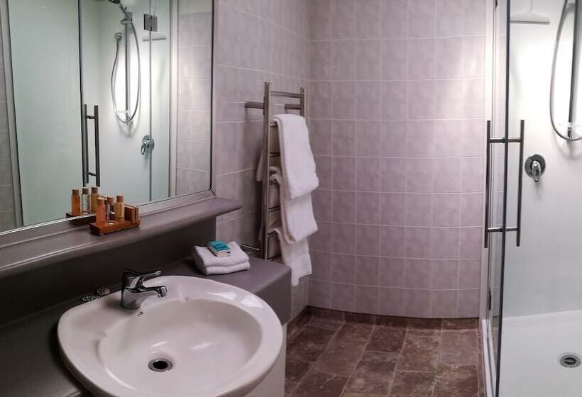Студия Стандарт, Pacific Motor Inn