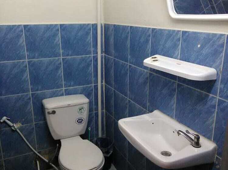 חדר סטנדרט לשלושה, Nb House