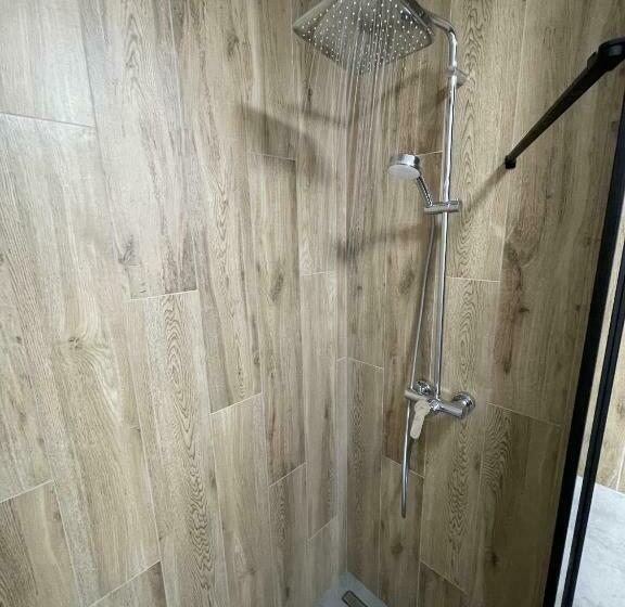 Номер Deluxe, Między Wodami