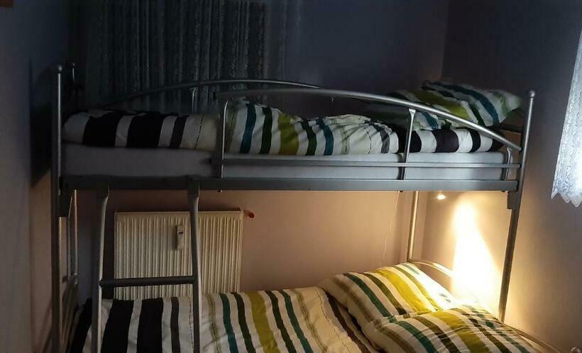 غرفة قياسية ثلاثية, Hostel52
