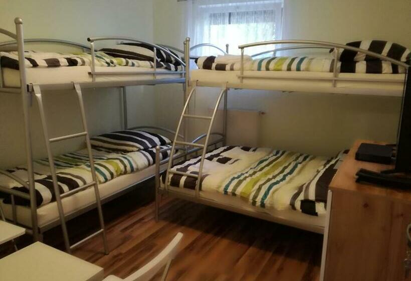 غرفة عائلية, Hostel52