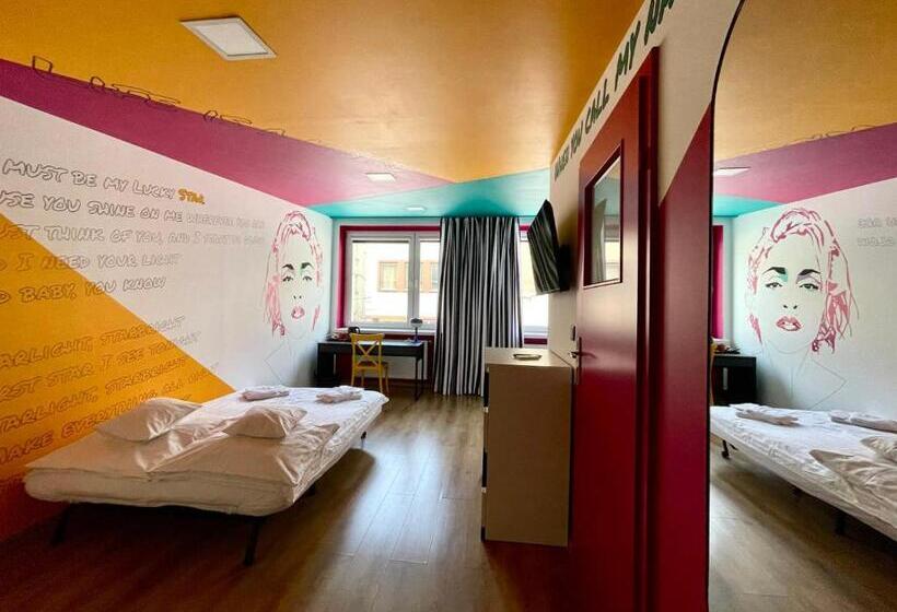 Номер Deluxe, Good Times House