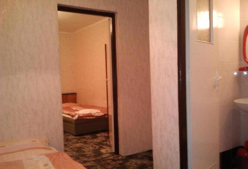 غرفة قياسية ثلاثية, Karet Obiekt Hotelowy