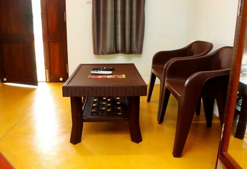 اتاق استاندارد با چشم‌انداز استخر, Auro Sunrise Resort Auroville