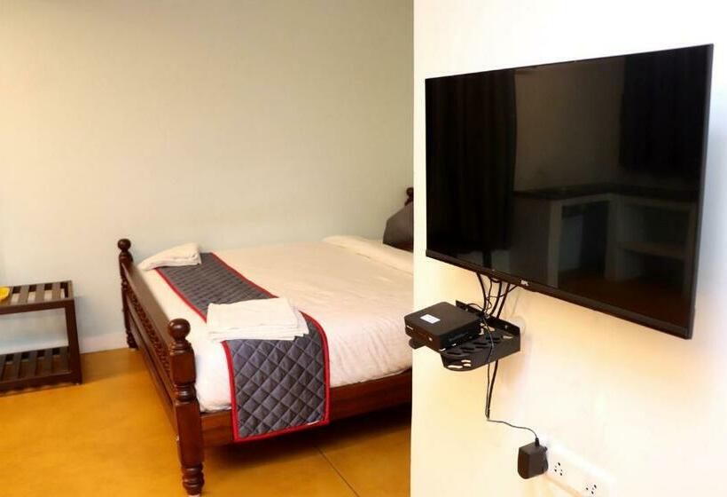 اتاق استاندارد با چشم‌انداز استخر, Auro Sunrise Resort Auroville