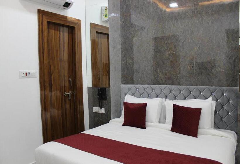 Quarto Deluxe, Shri Govindam