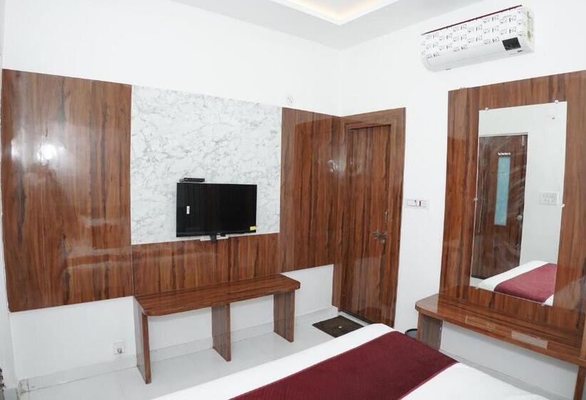 Quarto Deluxe, Shri Govindam
