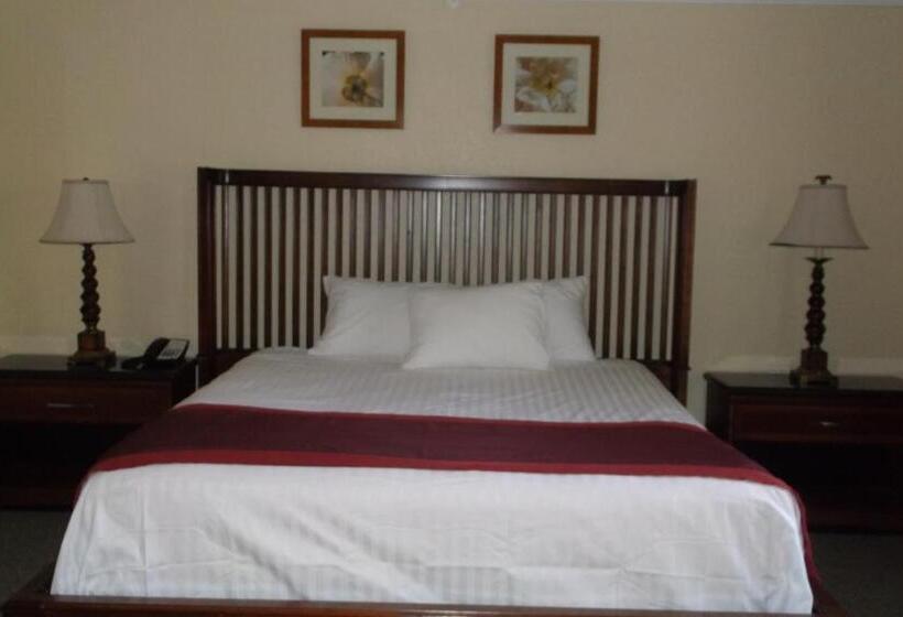 디럭스 스위트 킹 침대, Days Inn & Suites By Wyndham Lake Okeechobee
