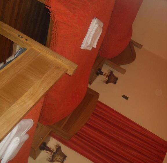 חדר סטנדרט לשלושה עם חדר אמבטיה משוף, Hostal Isidoros