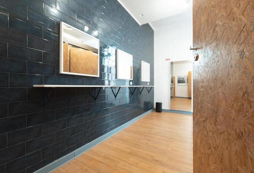 Standard Triple Room Shared Bathroom, Lisbon Destination Hostel