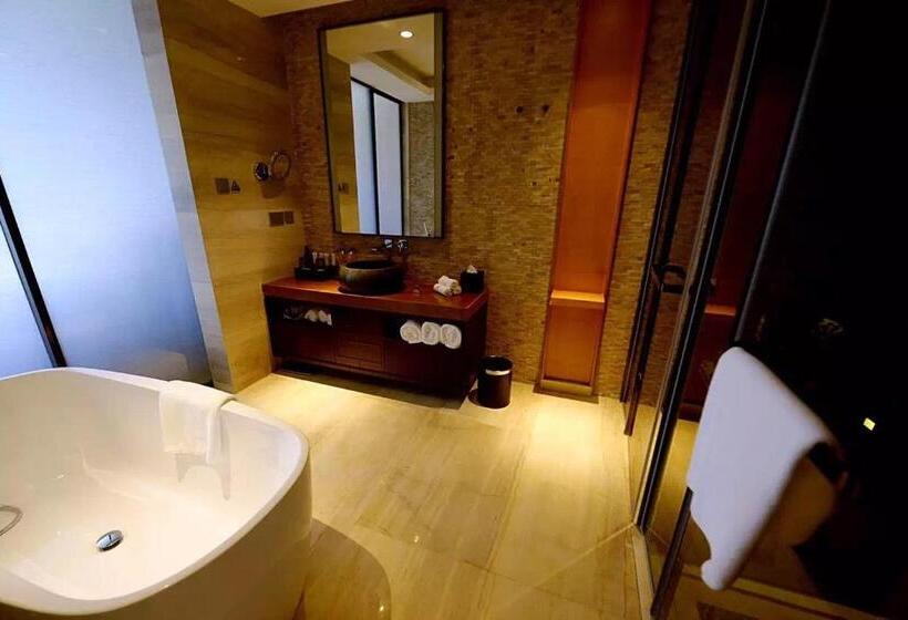Номер Superior Кровать Кинг, Hualuxe Yangjiang City Center, An Ihg