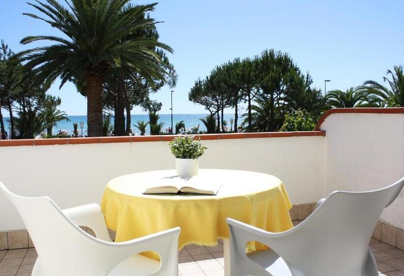 اتاق استاندارد چهار تخته با چشم‌انداز دریا, San Remo   All Inclusive   Fronte Mare   Spiaggia Privata