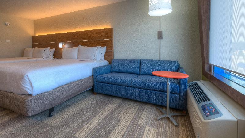 מיטת קינג בסוויטה, Holiday Inn Express & Suites Tulsa Midtown, An Ihg