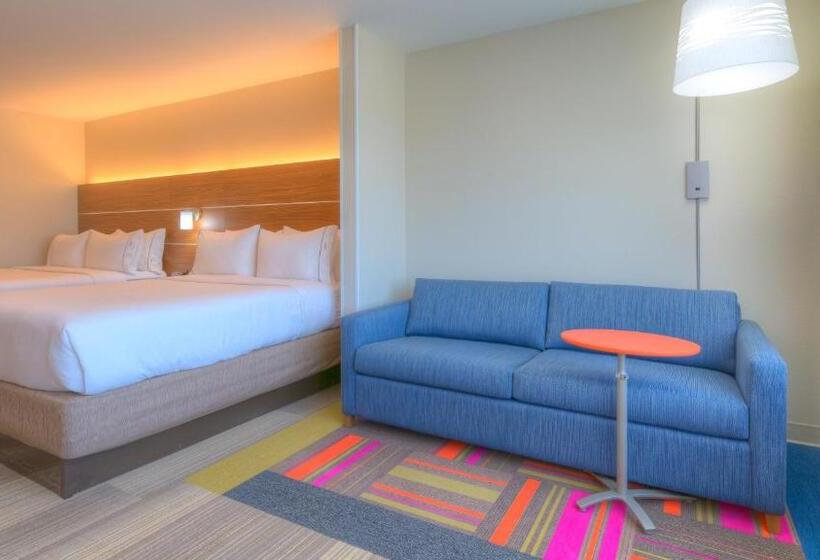 מיטת קינג בסוויטה, Holiday Inn Express & Suites Tulsa Midtown, An Ihg