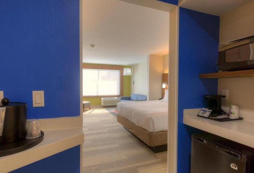 סוויטה מותאמת לאדם עם מוגבלויות, Holiday Inn Express & Suites Tulsa Midtown, An Ihg