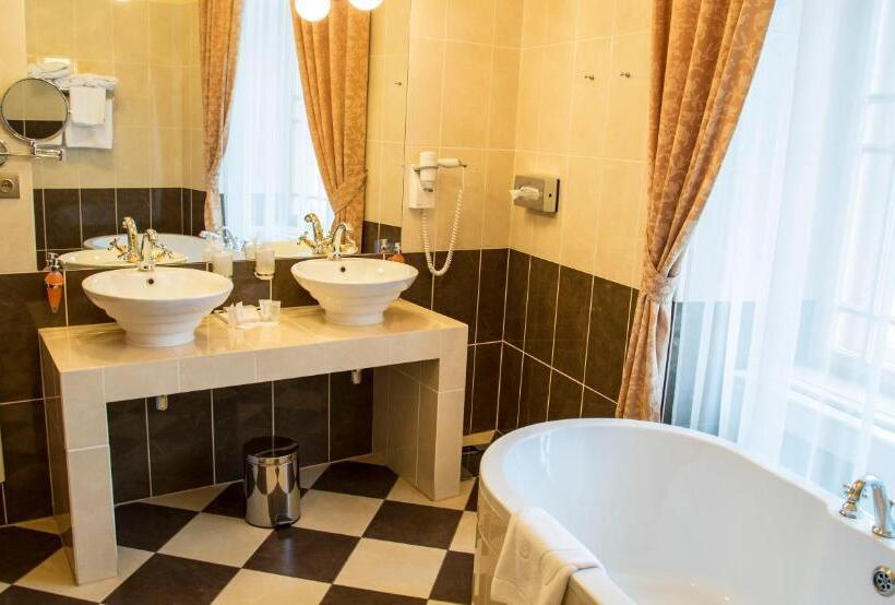 Номер Deluxe, Chateau Zbiroh