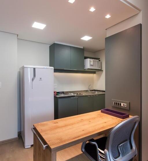 מיטת קינג בסוויטה, Esuites Virgínia Luxemburgo